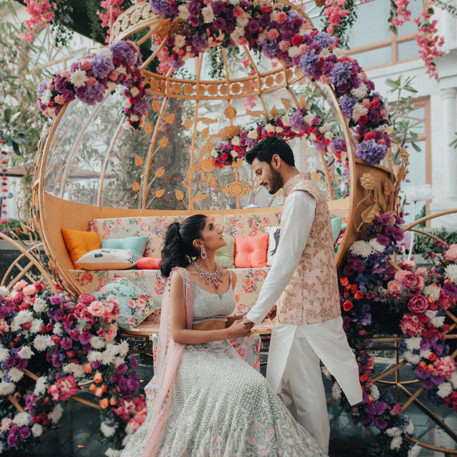 Enter the enchanting world of Alice in Wonderland with this couple's  mesmerizing mehendi decor - WeddingSutra