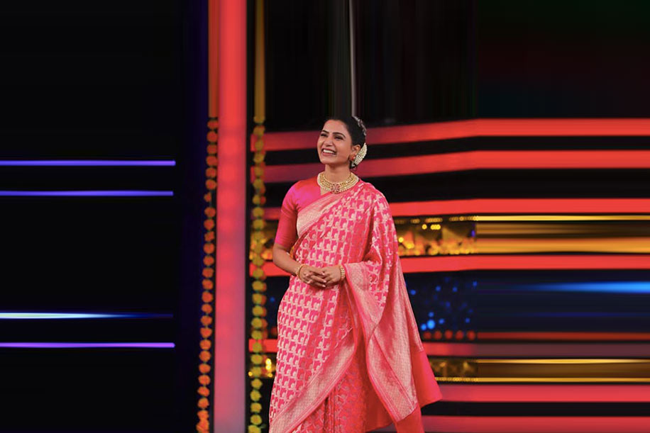 PICS] In pink benarasi saree, gajra and bindi, Samantha Akkineni