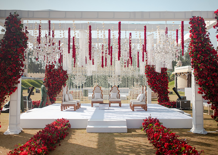 This wedding decor married tradition and modern luxury to weave a ...