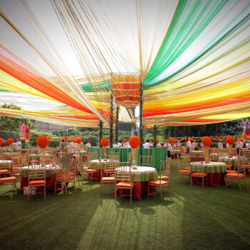 Flaunting radiant hues of amber, orange, and yellow, the couple’s wedding ceremony stood out beautifully surrounded by greenery!