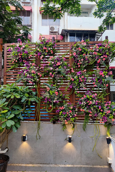 Bedecked with florals and life-sized Roman pillars, this home-based phera ceremony will make you go ‘wow!’