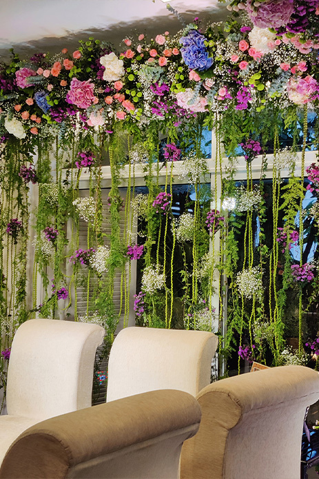 Bedecked with florals and life-sized Roman pillars, this home-based phera ceremony will make you go ‘wow!’