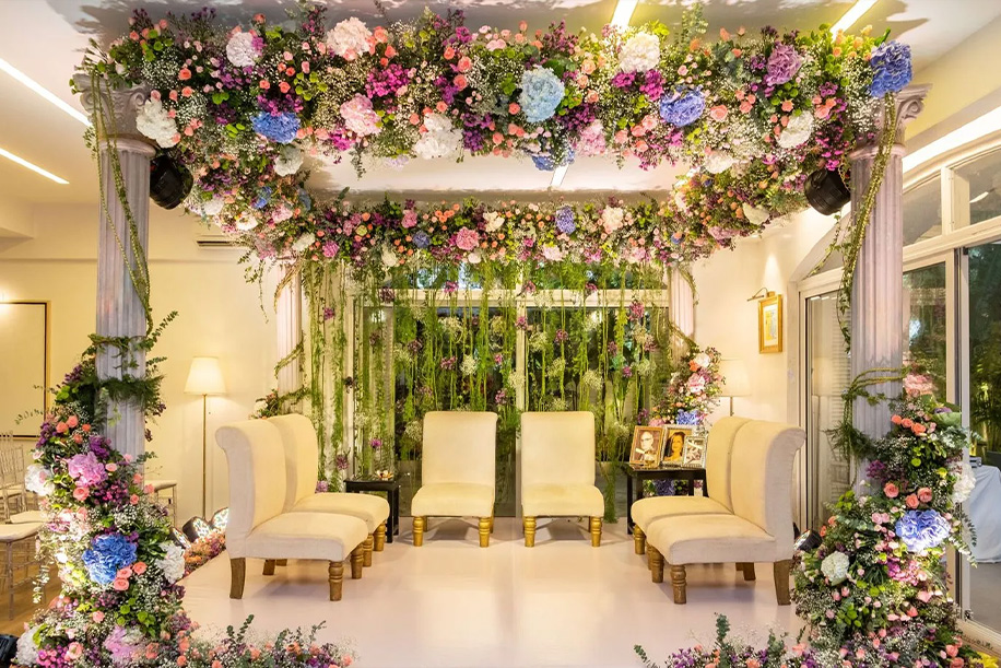 Bedecked with florals and life-sized Roman pillars, this home-based phera ceremony will make you go ‘wow!’