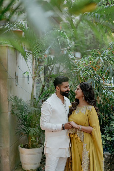 A heady combination of green, ivory and orange - this couple’s close-knit roka ceremony exuded a charming homely vibe