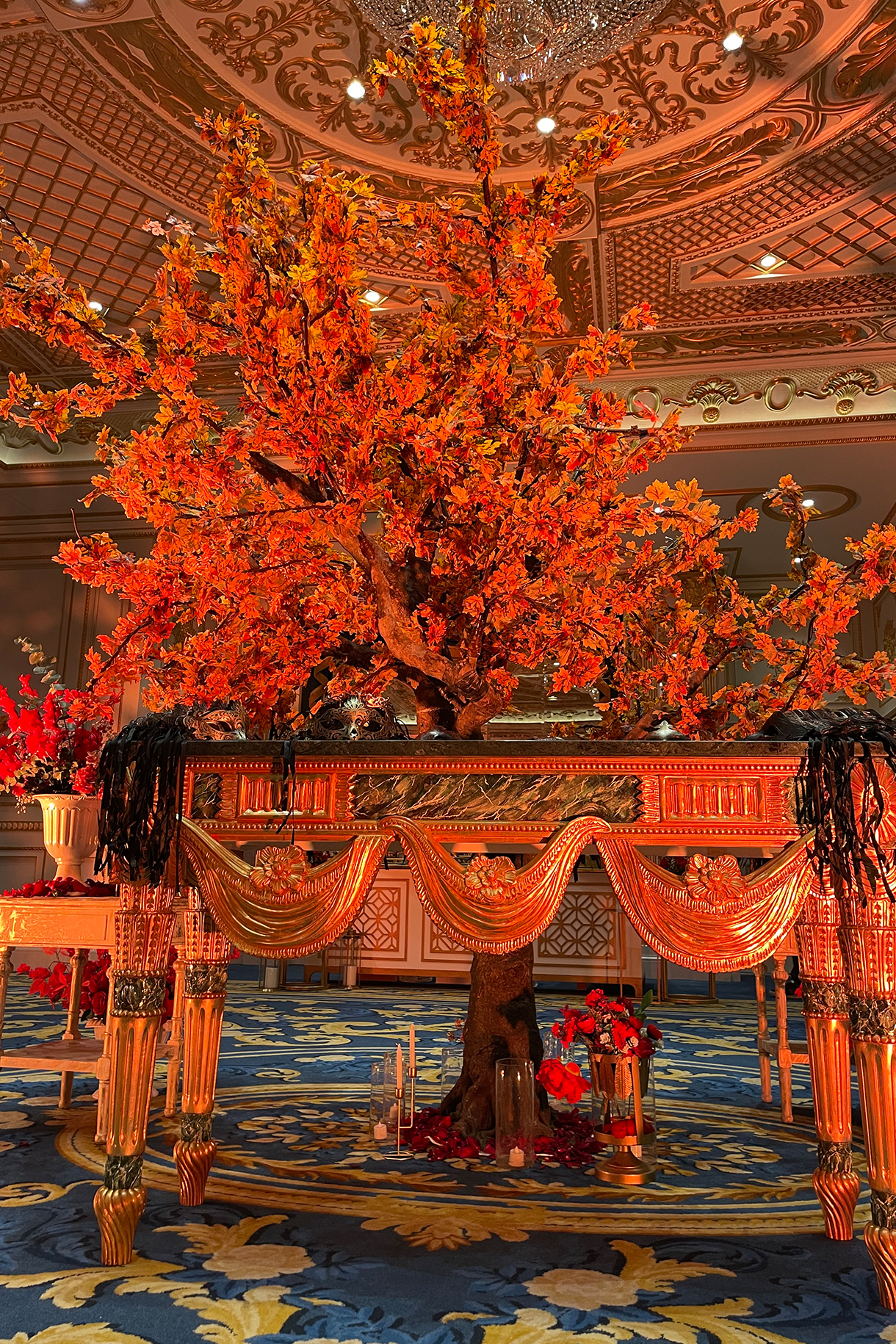 This French Venetian Ballroom-themed welcome dinner in Dubai redefines grandeur!