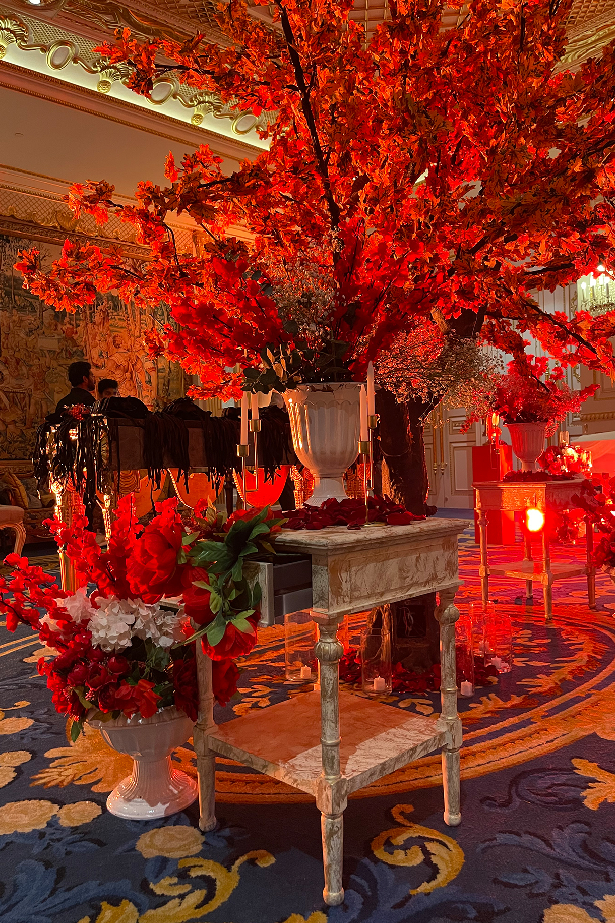 This French Venetian Ballroom-themed welcome dinner in Dubai redefines grandeur!