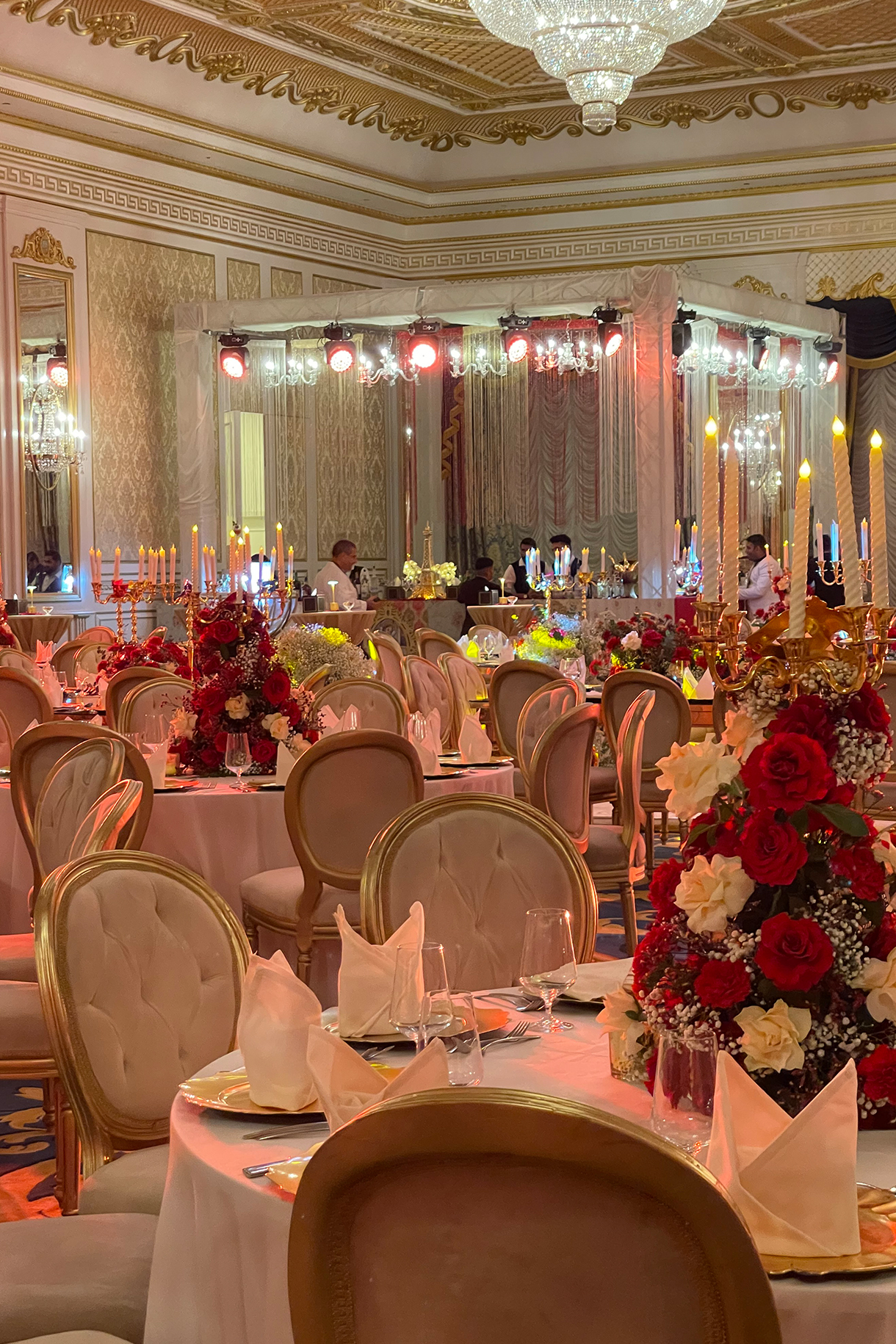 This French Venetian Ballroom-themed welcome dinner in Dubai redefines grandeur!