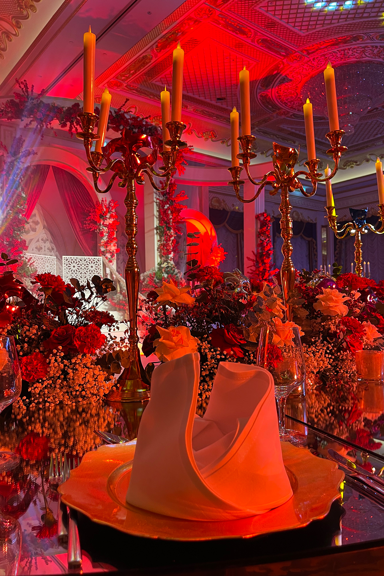 This French Venetian Ballroom-themed welcome dinner in Dubai redefines grandeur!